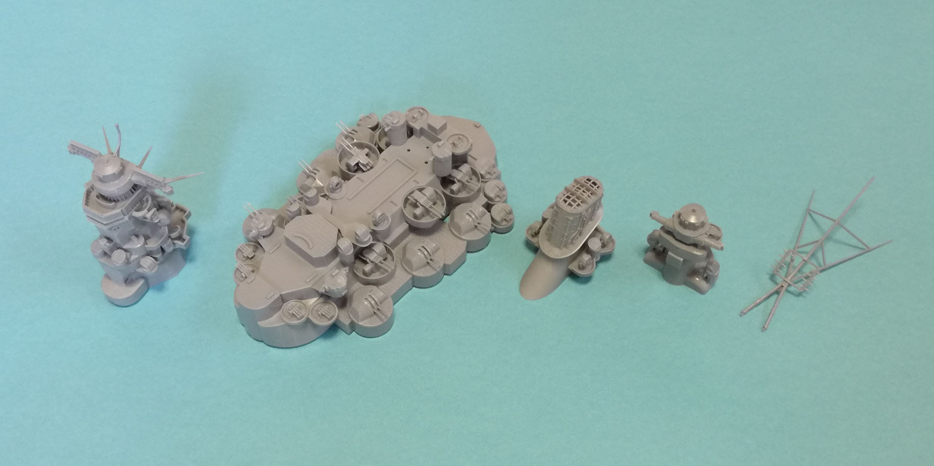 いよいよ完成。煙突後方にはマストが装備されるが、細く破損しやすいパーツなので最後に取り付けるのが良いでしょう