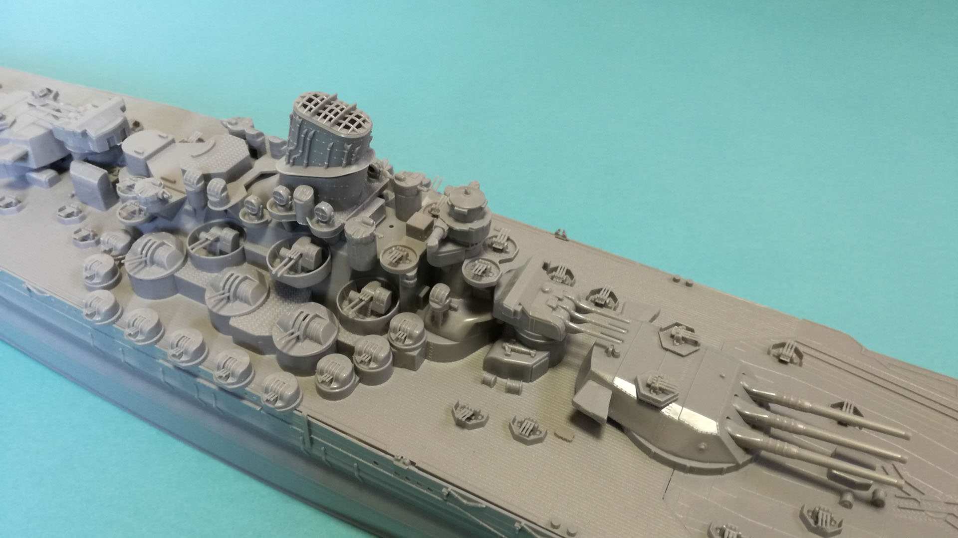 いよいよ完成。煙突後方にはマストが装備されるが、細く破損しやすいパーツなので最後に取り付けるのが良いでしょう