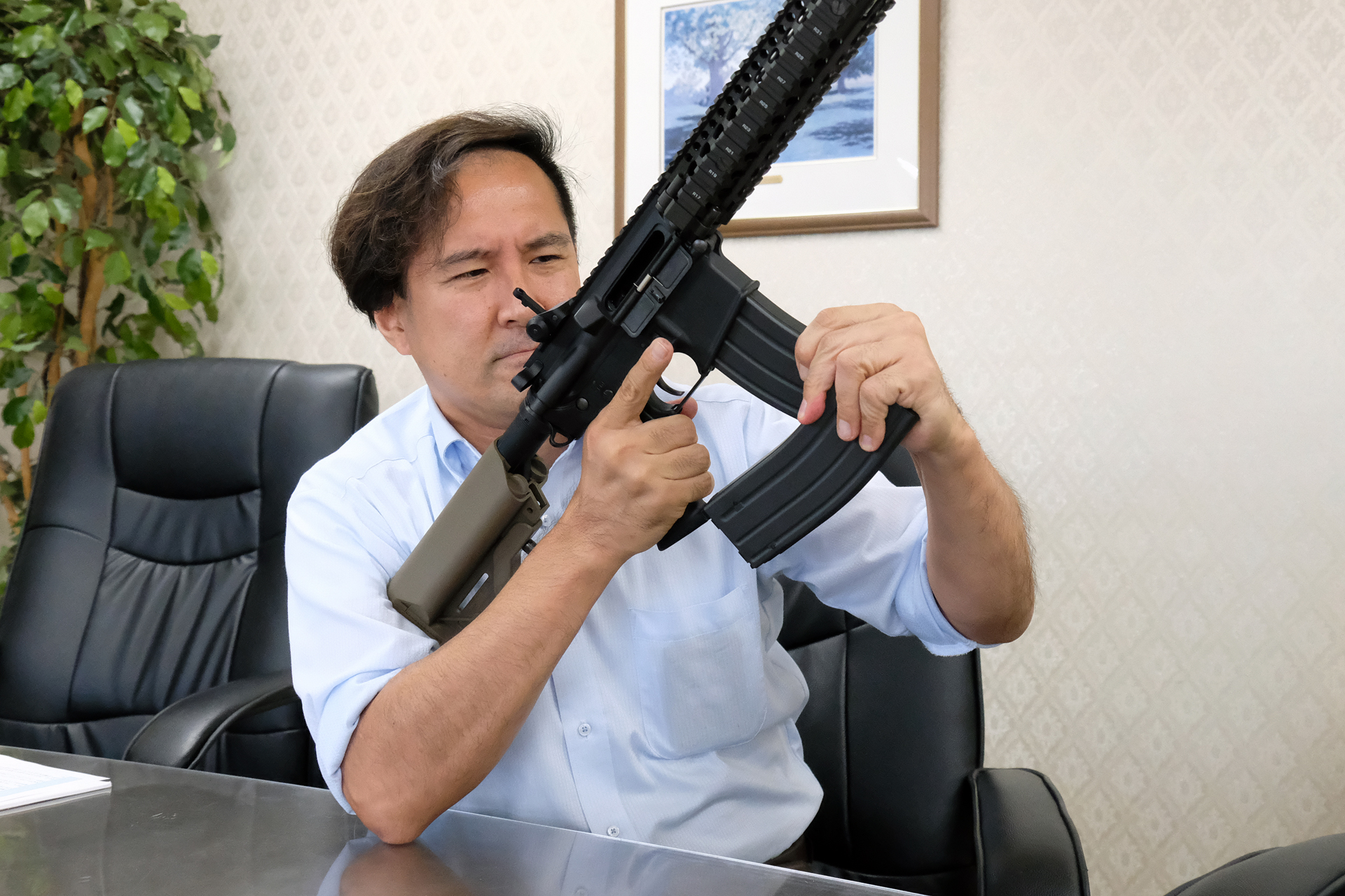 マガジンチェンジ。この交換時のマガジンがクロスする感じがたまらないのだと島村氏は語った