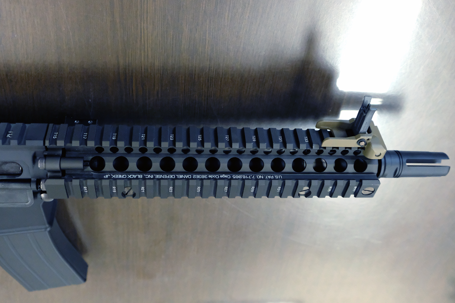 「Mk18 Mod.1」の大きな特徴であるハンドガード。20mmレイルは様々な装備を装着可能で幅広い状況に対応できる。実銃のパーツを製作するダニエル・ディフェンス社のライセンスをきちんと受けている。実銃のレイルはアルミパーツなため手を傷つけてしまう様な鋭さもあるが、東京マルイの商品は玩具としての安全性も気を配っている