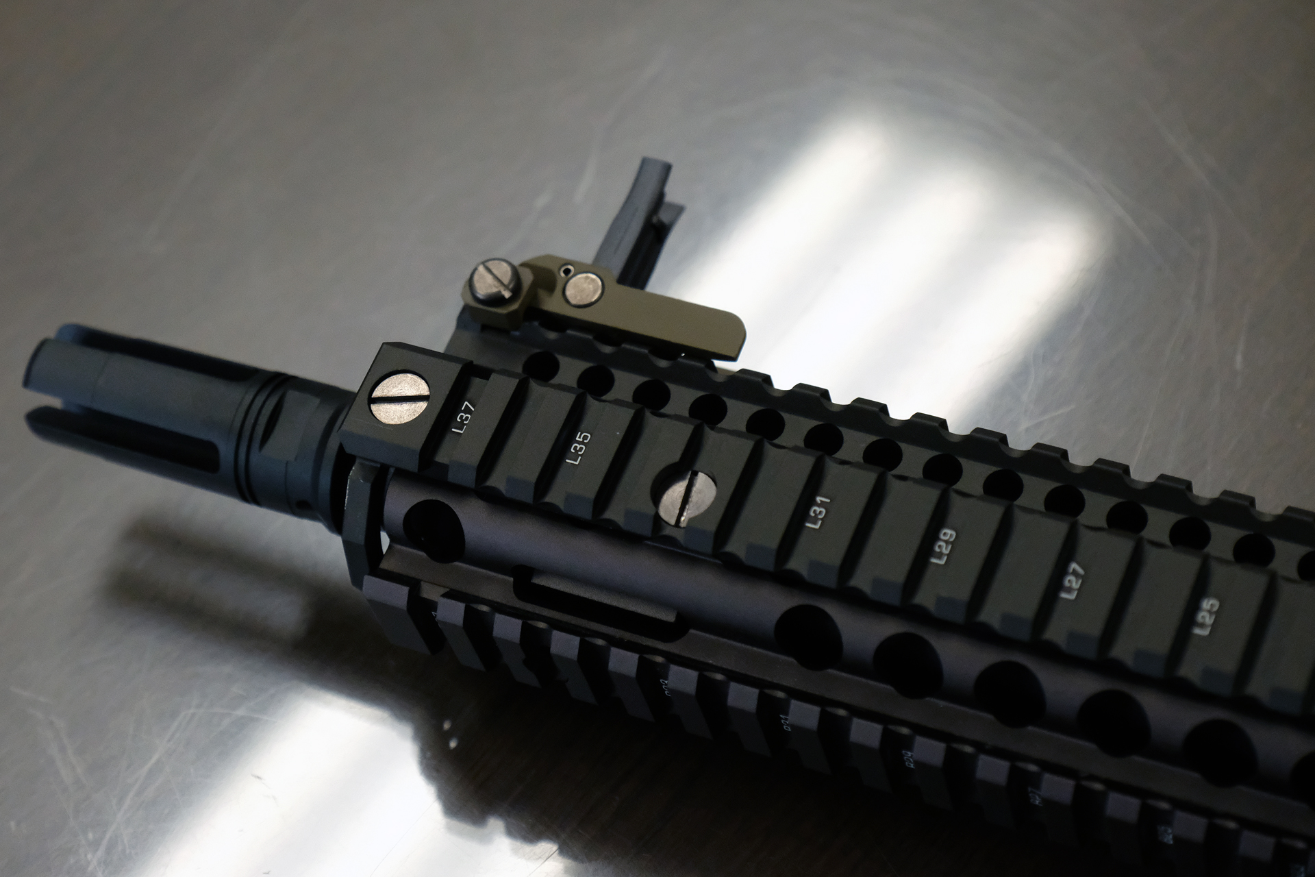 「Mk18 Mod.1」の大きな特徴であるハンドガード。20mmレイルは様々な装備を装着可能で幅広い状況に対応できる。実銃のパーツを製作するダニエル・ディフェンス社のライセンスをきちんと受けている。実銃のレイルはアルミパーツなため手を傷つけてしまう様な鋭さもあるが、東京マルイの商品は玩具としての安全性も気を配っている