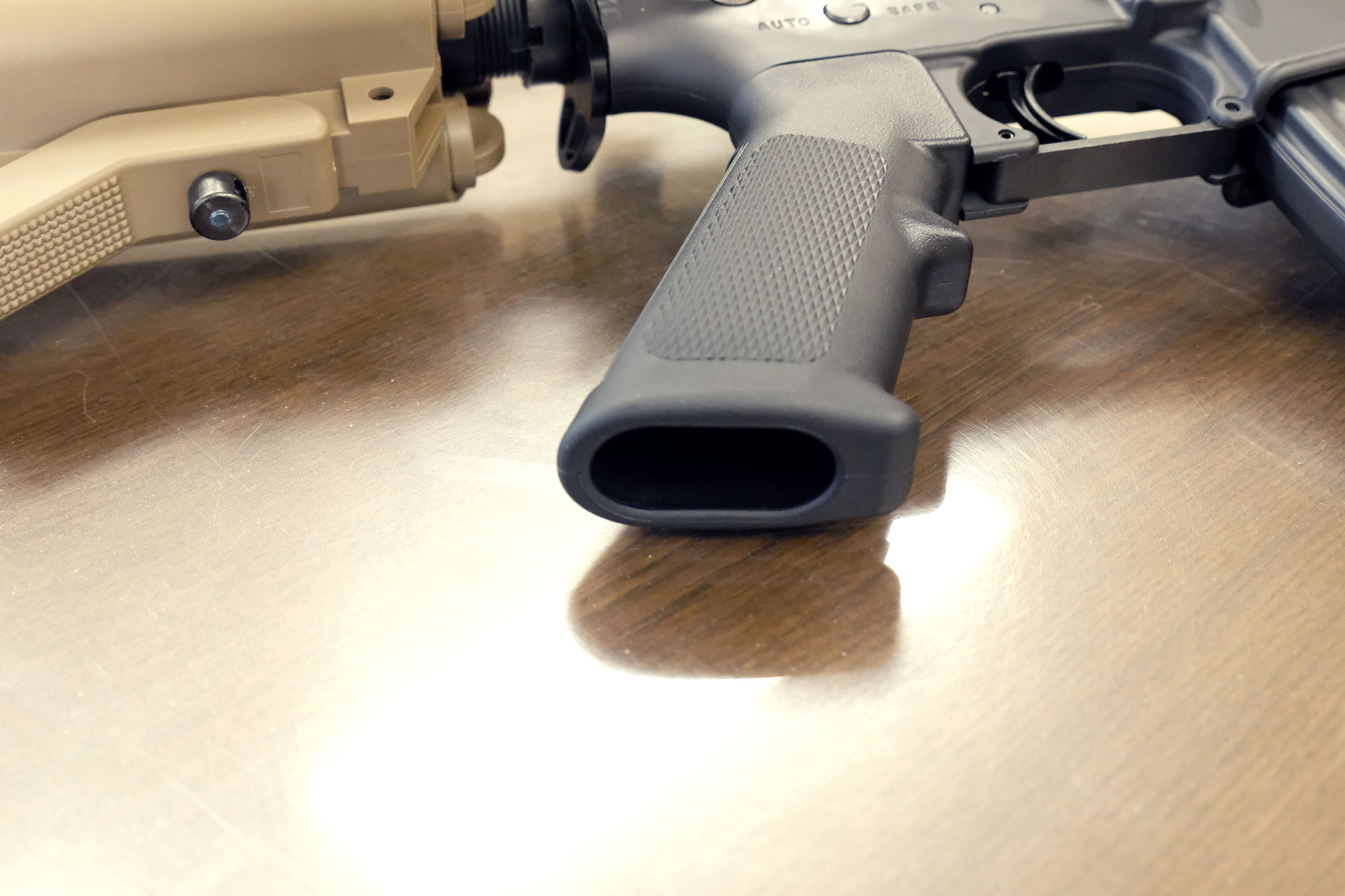 実銃同様グリップの内部は中空になっている。次世代電動ガンモデルはここにモーターがあるため、グリップそのものがわずかに太くなっている