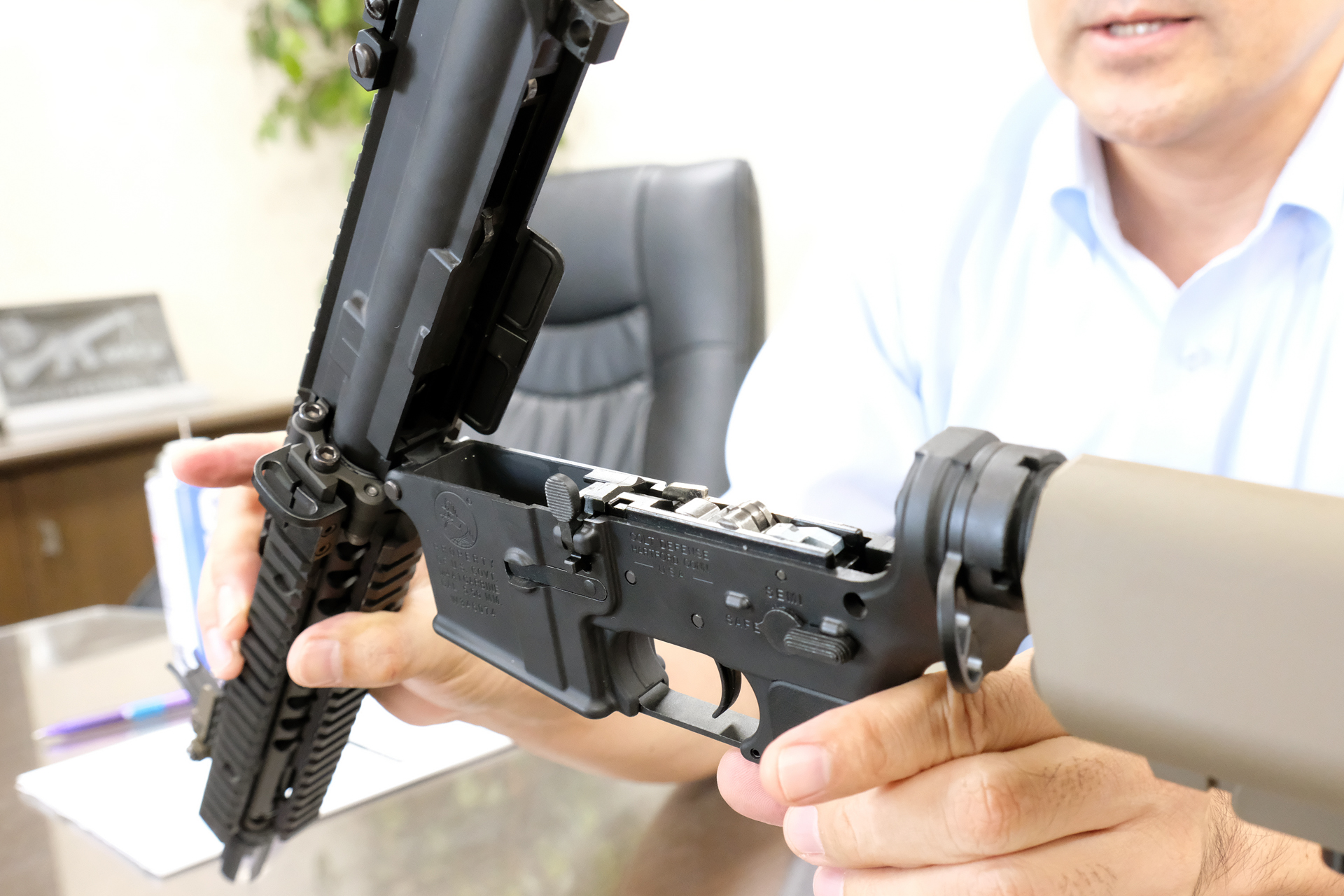 固定しているピンを取り外し、銃上部を分離させることができる「テイクダウン」。これも電動ガンではできないアクション。ホップダイヤルの調整やメンテナンスが可能に