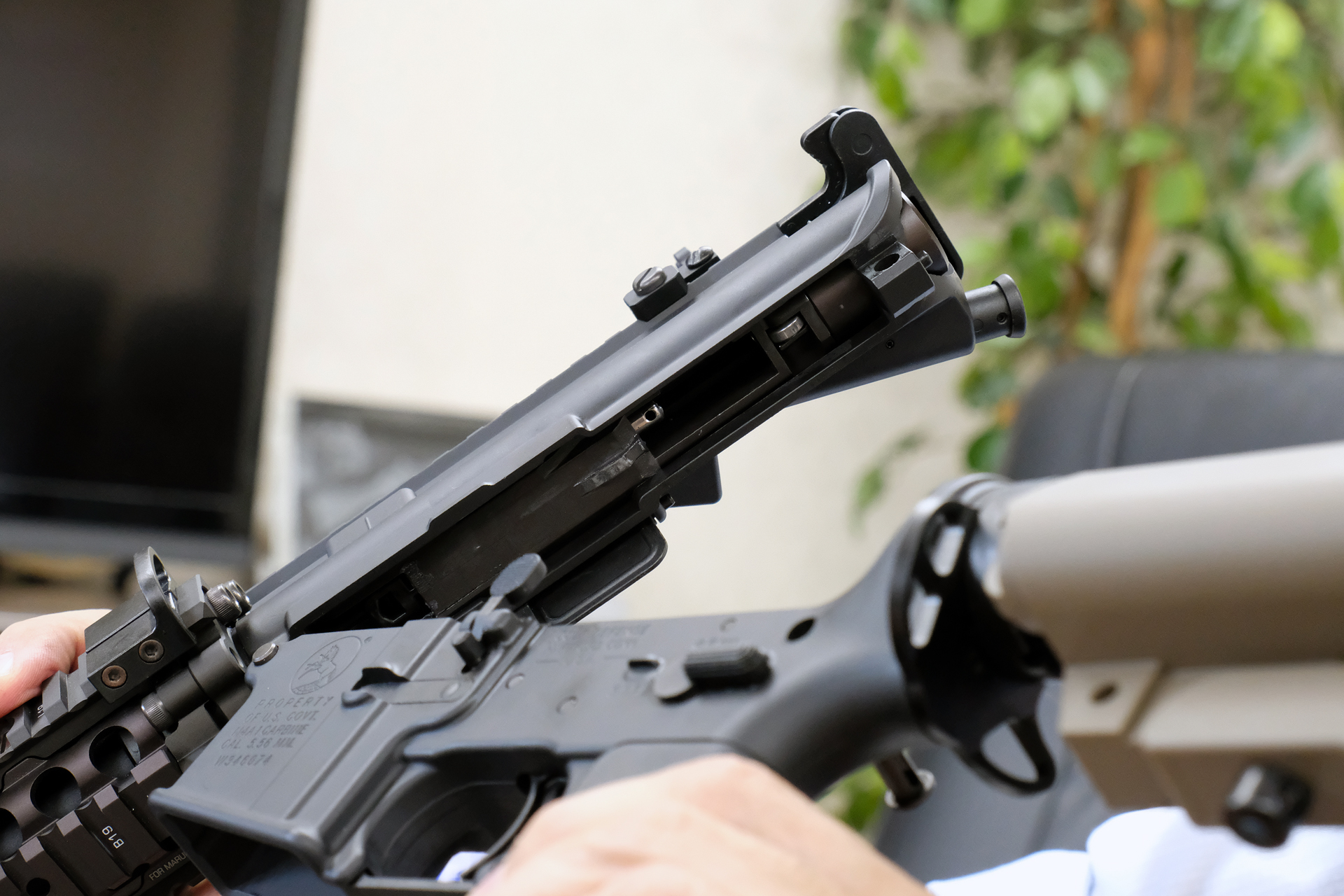 銃上部にはピストンがある。直径19mmの大型ピストンが強いリコイルを生み出す