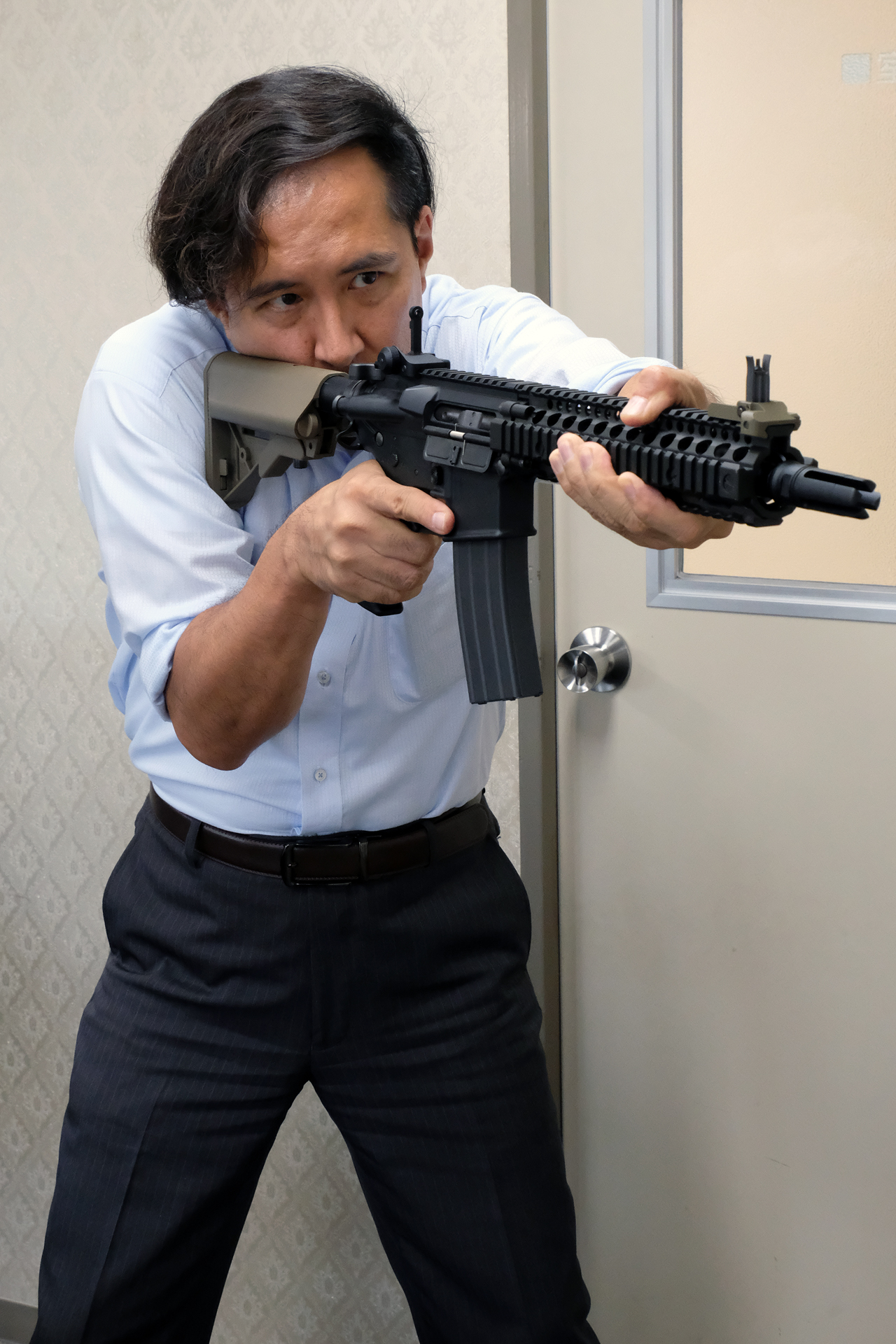 非常にカッコイイ島村氏の射撃姿勢。本場のインストラクターに教わった知識が活かされている