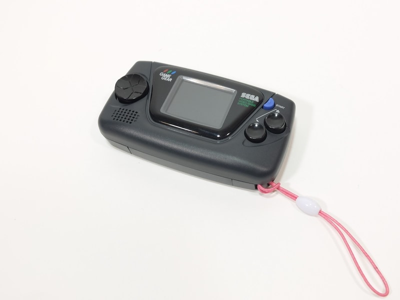 今回は紐のみのストラップを4本用意して、「ゲームギアミクロ」に装着して色々と試してみた