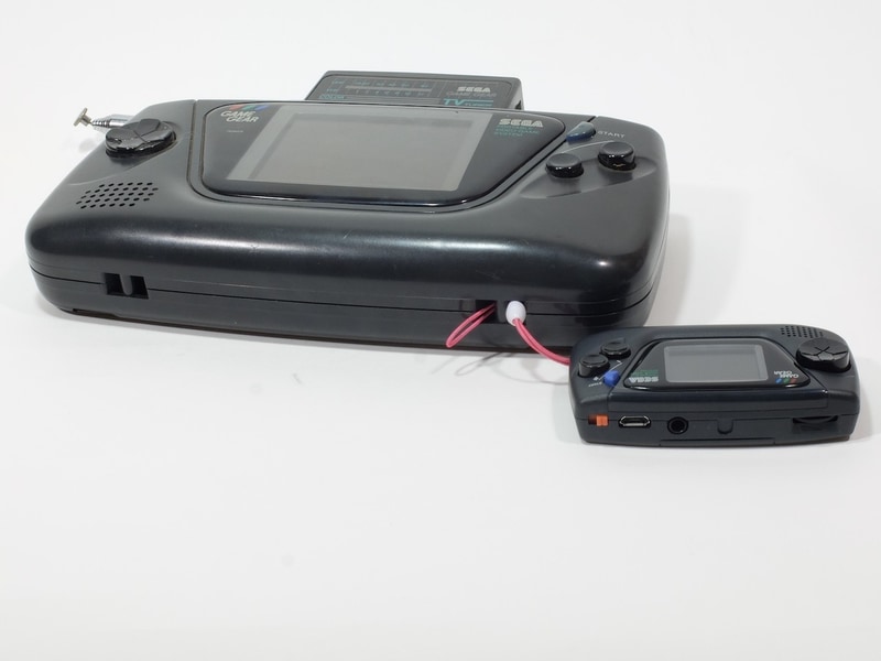 ゲームギアのストラップホールはかなり余裕があるため、逆に全体的に短めの携帯ストラップを通すのは大変だった