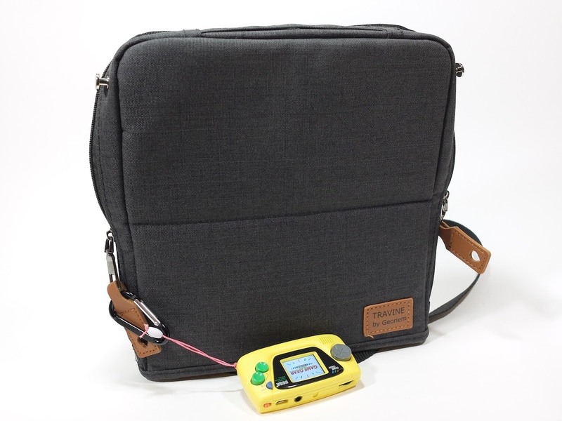 こんな感じでワンポイントとしてぶら下げるとかなりいい感じだ。個人的にはイエローを装着して電車の移動中などに「シャイニング・フォース外伝」をプレイしていきたいところだ