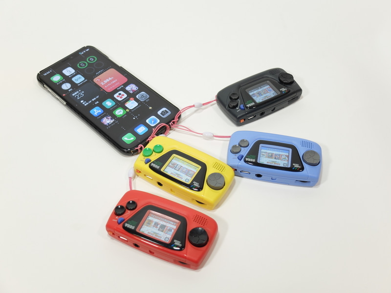 4台まとめて携帯ストラップにしてみた。昔こうやってド派手にストラップしてる人いたよねぇ？