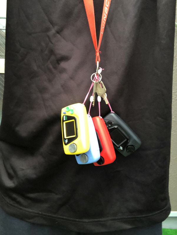 他にも付けられる物を探してみたら、会社のICカード用ストラップがあったのでこれにも4台全部つけてみた。このまま会社いきたい（怒られます）