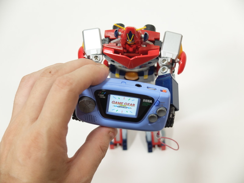 腕を調整して色々試してみたが、やはりゲームをプレイしているように持たせるのは難しい