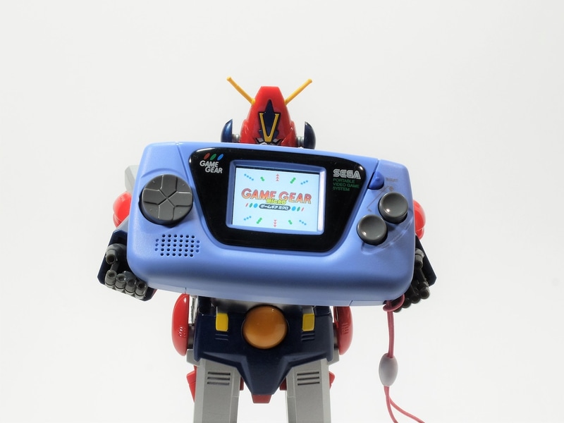 ディスプレイを表向きにする形で持たせることはできたが、プレイしているていで持たせるのは困難だった