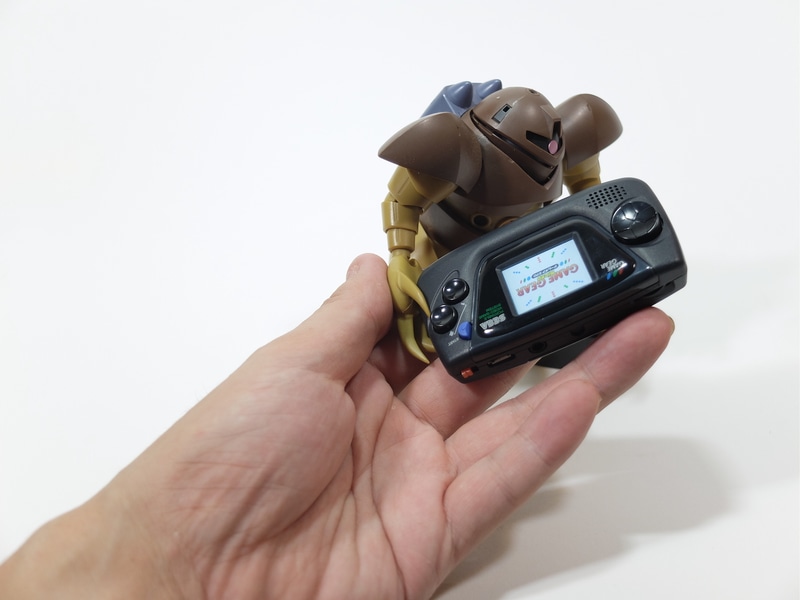 手のデカいフィギュアならこうして「ゲームギアミクロ」を持たせる事も容易だ