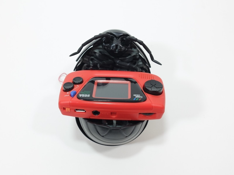 他にも何かと考えて、1,000倍スケールのダンゴムシに載せてみた