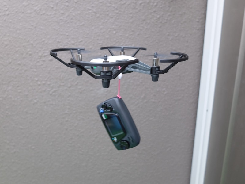 電池を外した状態の「ゲームギアミクロ」1台であれば問題なく飛行に成功した