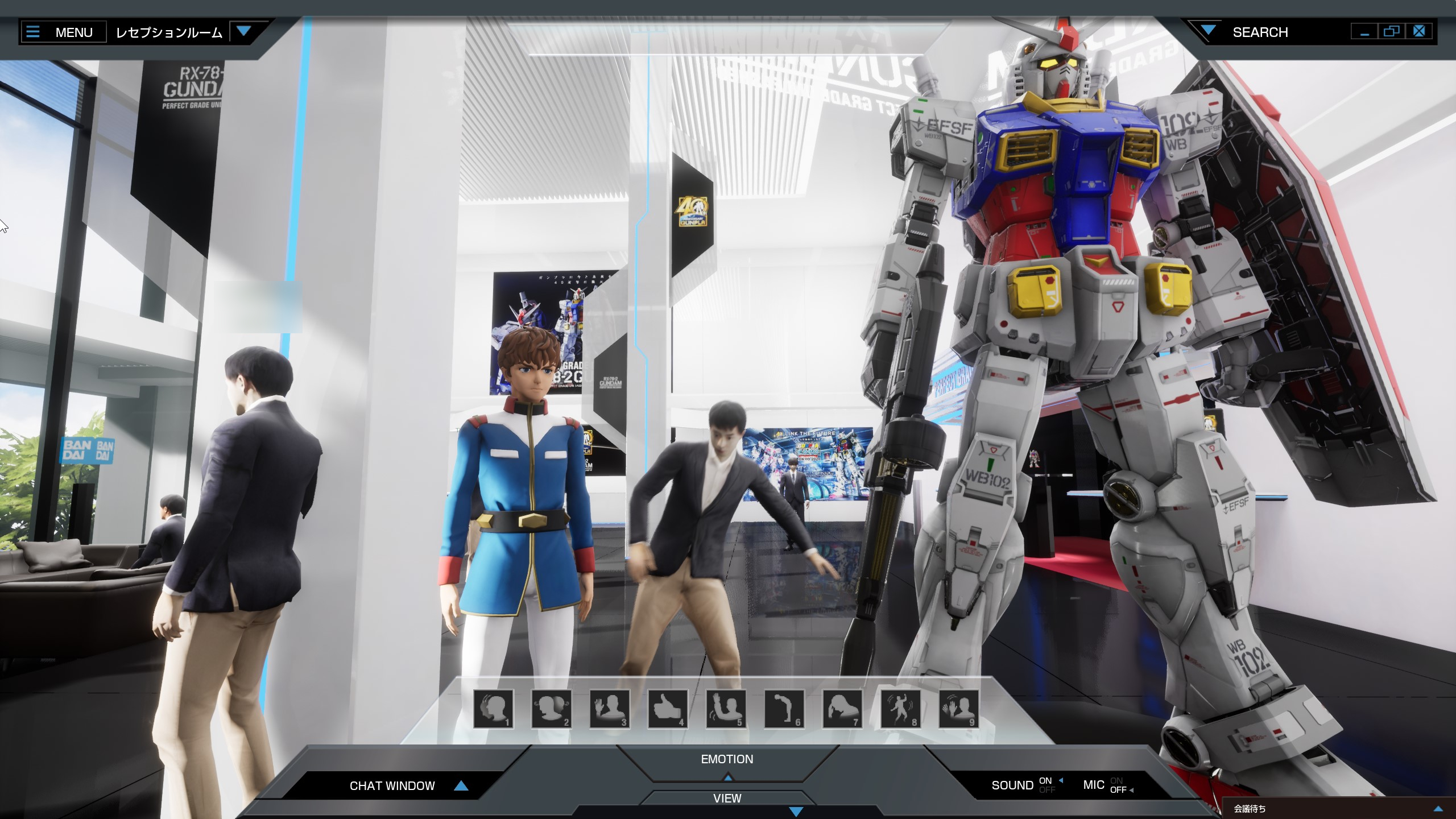 入り口にはアムロ・レイと「PGU ガンダム」の立像を設置。踊りながら記念撮影してみた