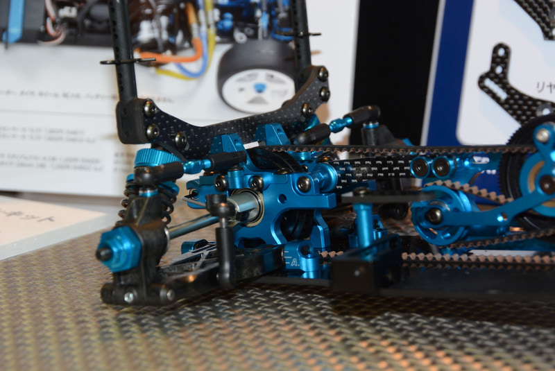 ステアリングなど細かいセッティングが可能。レースカーを自分の手で組み上げる楽しさはRCカーならではだろう