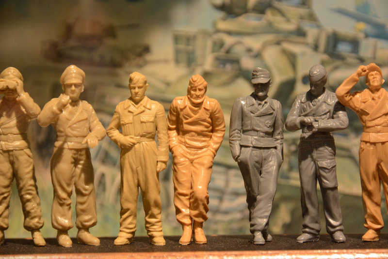 左が最も古く、右に行くほど新しい物になる。1番右は特に服の描写に驚かされる。3Dスキャンと造形技術両方の向上があるからこその進化だ
