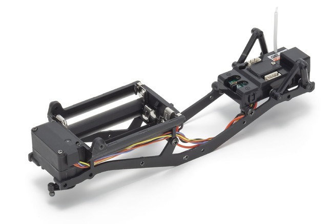 ミニッツ4×4は、実車モデルの多くに取り入れられているラダーフレーム（スチール製）を採用。これに組み合わせる各種樹脂製パーツとのバランスを図ることで、走行に適したシャシー剛性を確保している