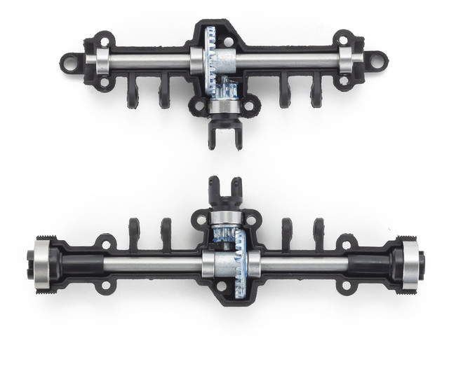 ラダーフレームに吊り下がるリンク式、前後ソリッドアクスルサスペンション。よりタフな走行シチュエーションを想定して、走行中に負荷がかかる箇所には金属製ギヤを採用して耐久性にも配慮