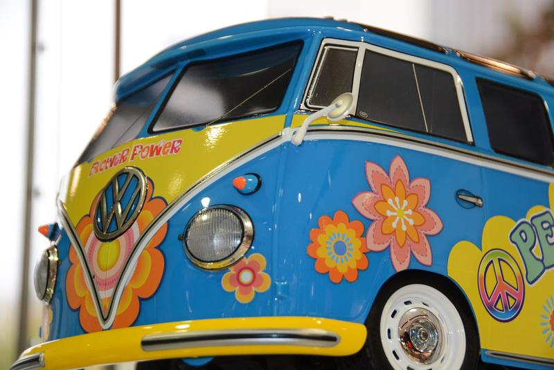 車体のブルーは塗装済み、ステッカーを貼ることで華やかに飾り立てることができる。ちょっとカオスな雰囲気も面白い