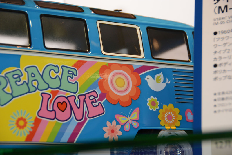 車体のブルーは塗装済み、ステッカーを貼ることで華やかに飾り立てることができる。ちょっとカオスな雰囲気も面白い