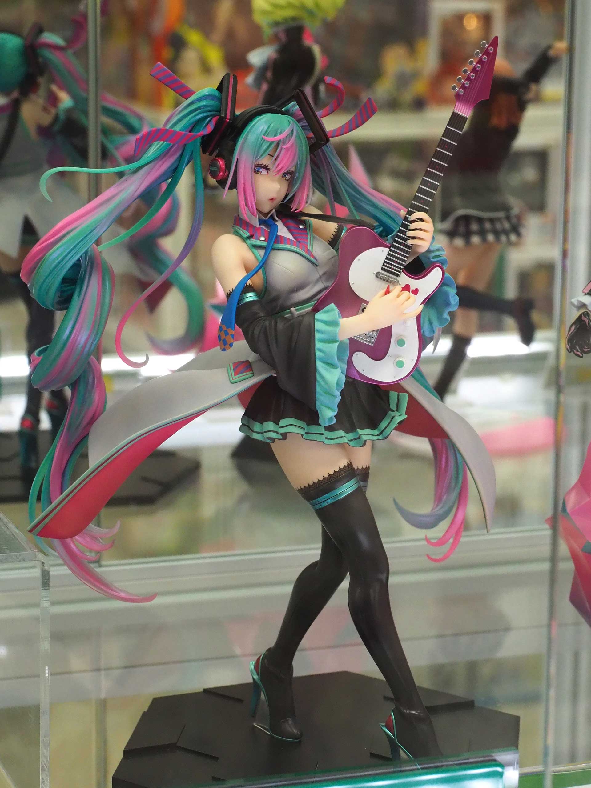 ツインテールが横に広がっていることもあり、全体的に大きく見えるところもポイントだ