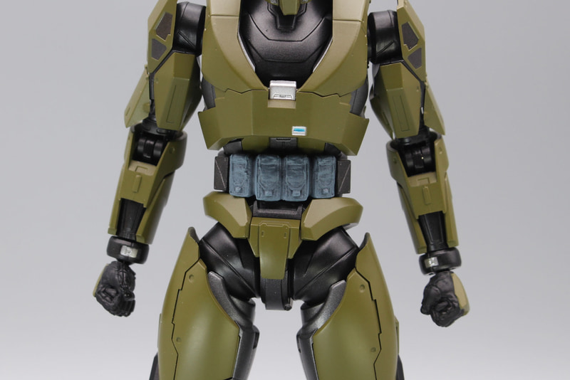 腰にはアーマーのスマートさとはアンバランスな弾薬ポーチが。劇中のチーフよりも目立つ形で造形されている