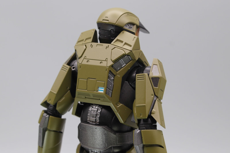 背中のアーマーは大きく張り出している。肩の下にある左右の三角のパネルは外れ、ライフルをマウントする3mm穴がある