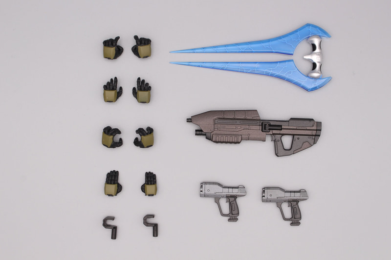 付属の持ち手と武器類。なおエナジーブレードをチーフが装備できるのは「Halo 2」からとなる