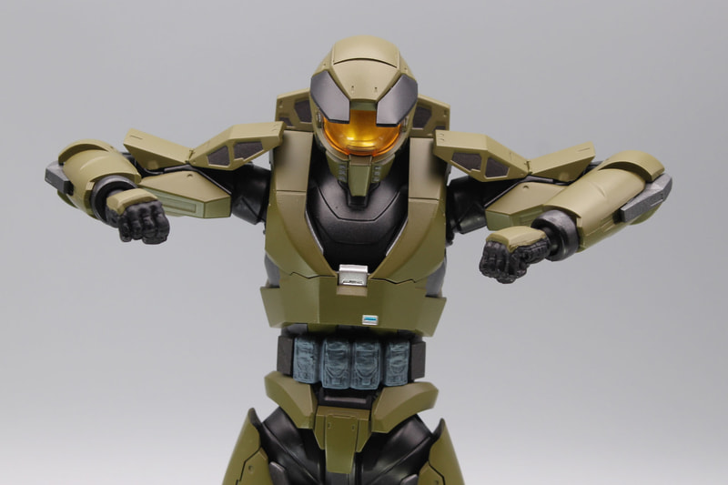 二の腕のアーマーは展開させることで、肩の可動を妨げないようになっている