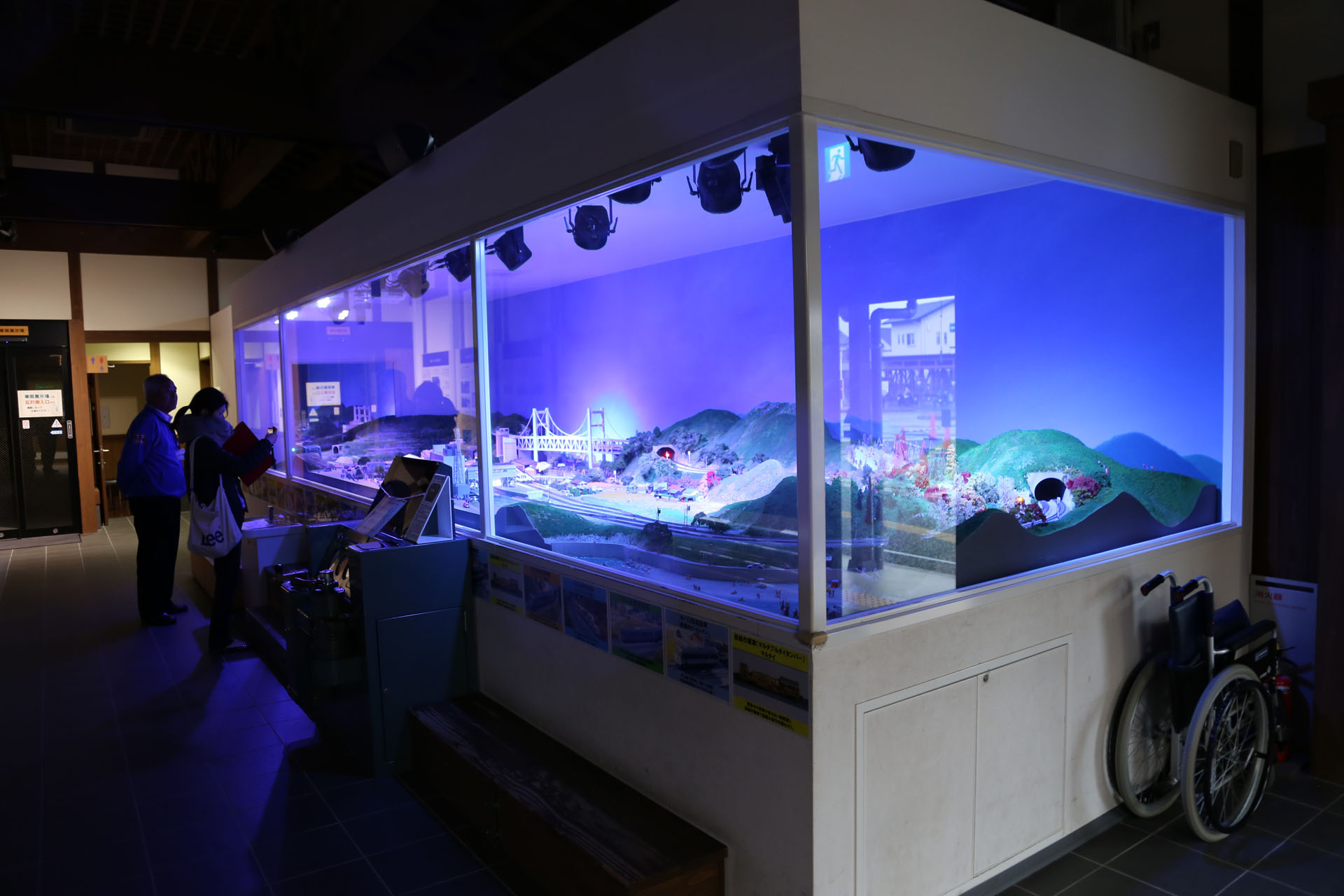 ジオラマ全景　夜の風景　館内のジオラマ周辺も暗くしている