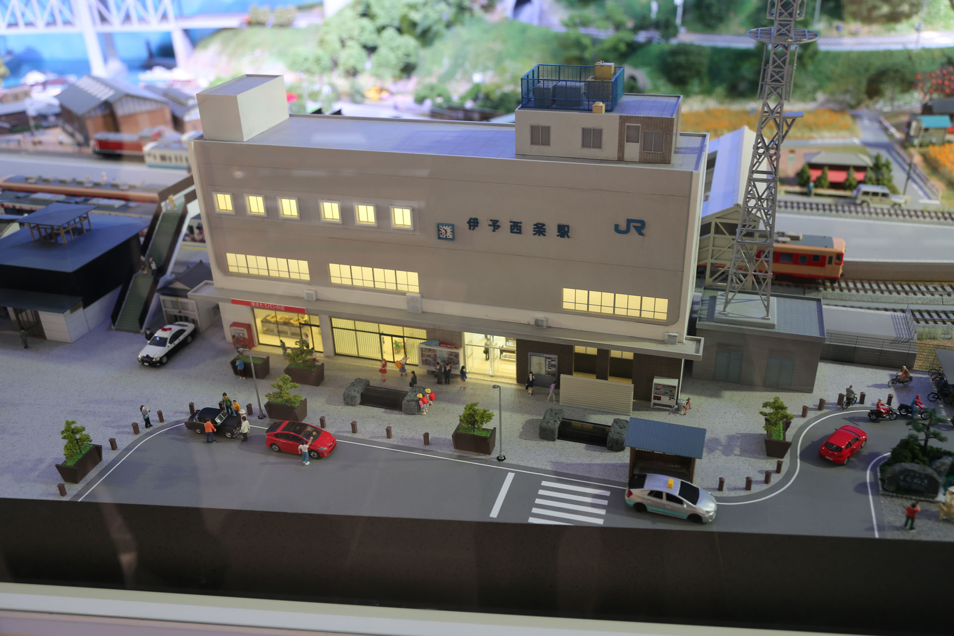 中心に据えられた伊予西条駅。左端は十河信二記念館