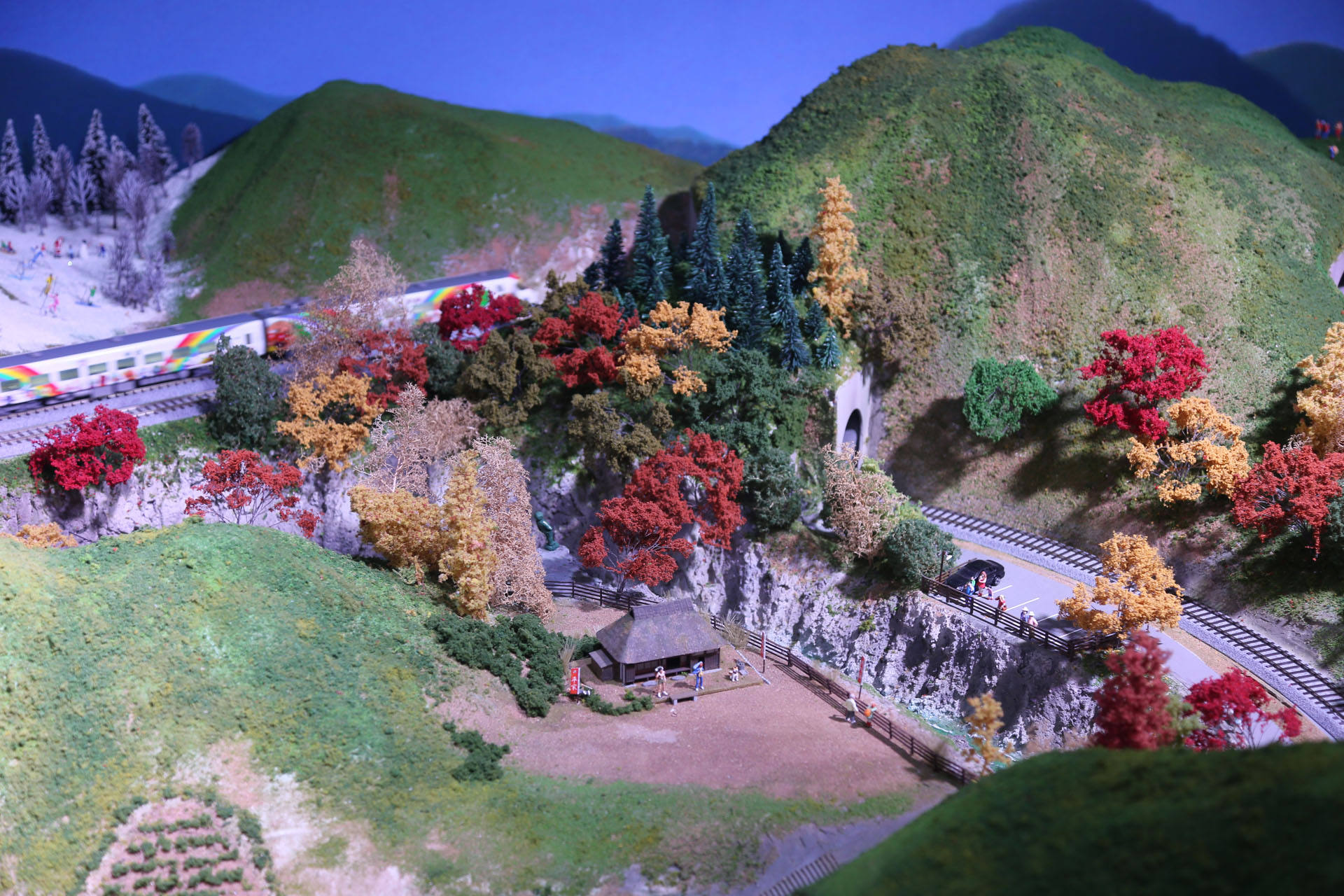 ジオラマ右手には大歩危小歩危（おおぼけこぼけ）の渓谷がある