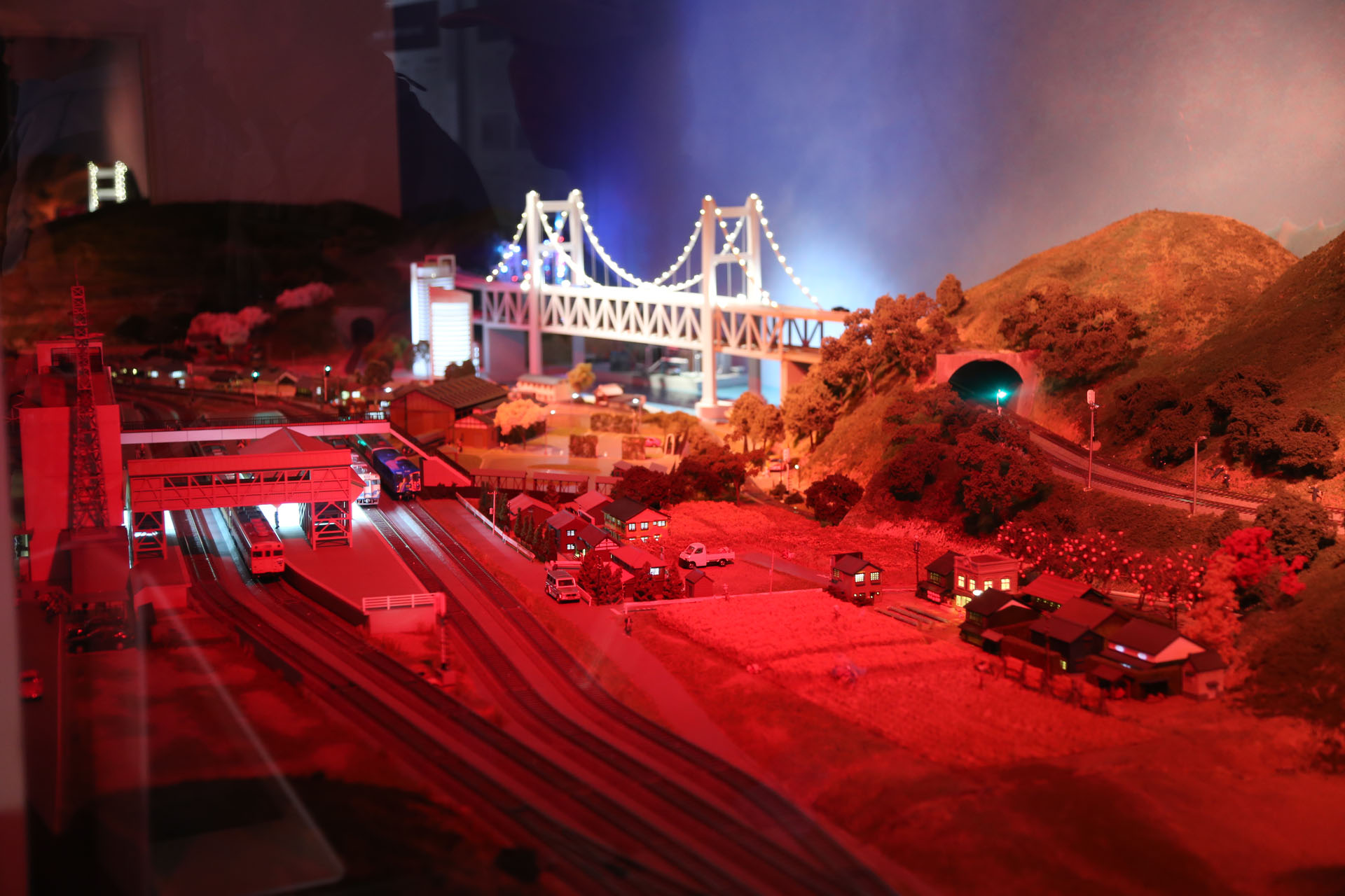 夕刻、街に明かりが灯る