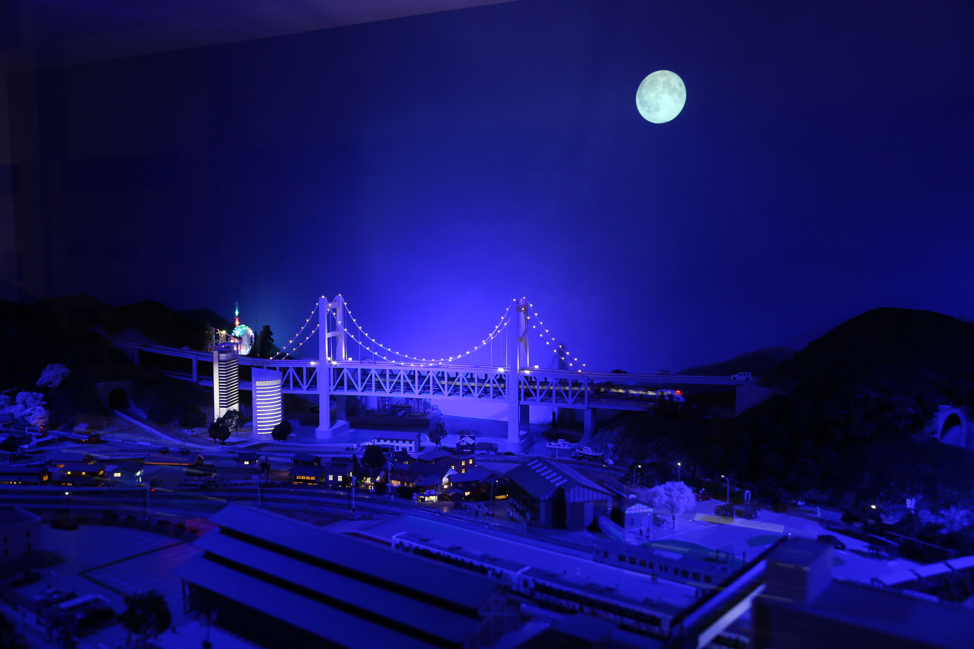 そして満月に　瀬戸大橋の左側の賑やかな彩りは淡路サービスエリアの大観覧車だ