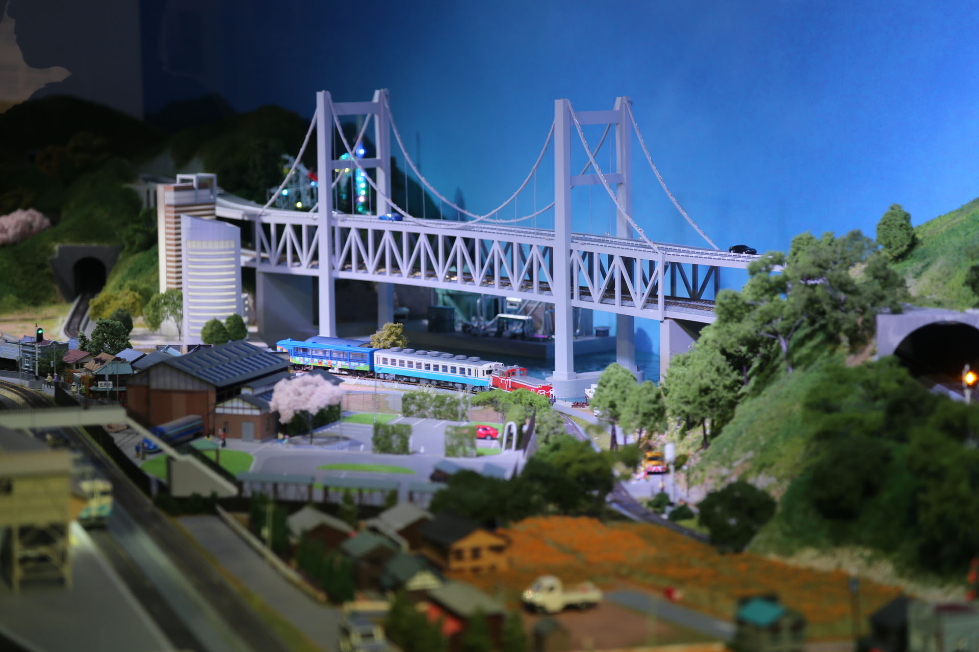 瀬戸大橋を背に走るアンパンマントロッコ