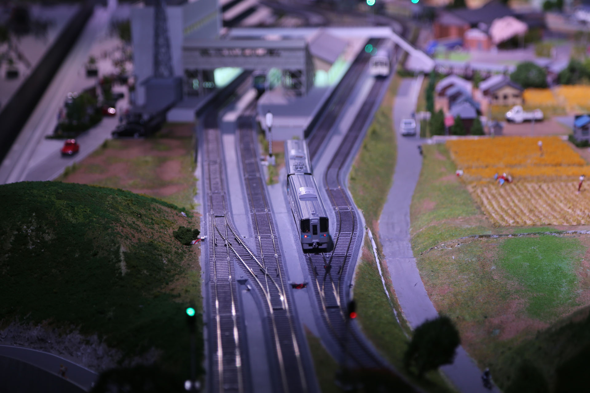 普通列車用7000系電車　JR四国の電化区間は瀬戸大橋線と予讃線の高松～伊予市間のみ