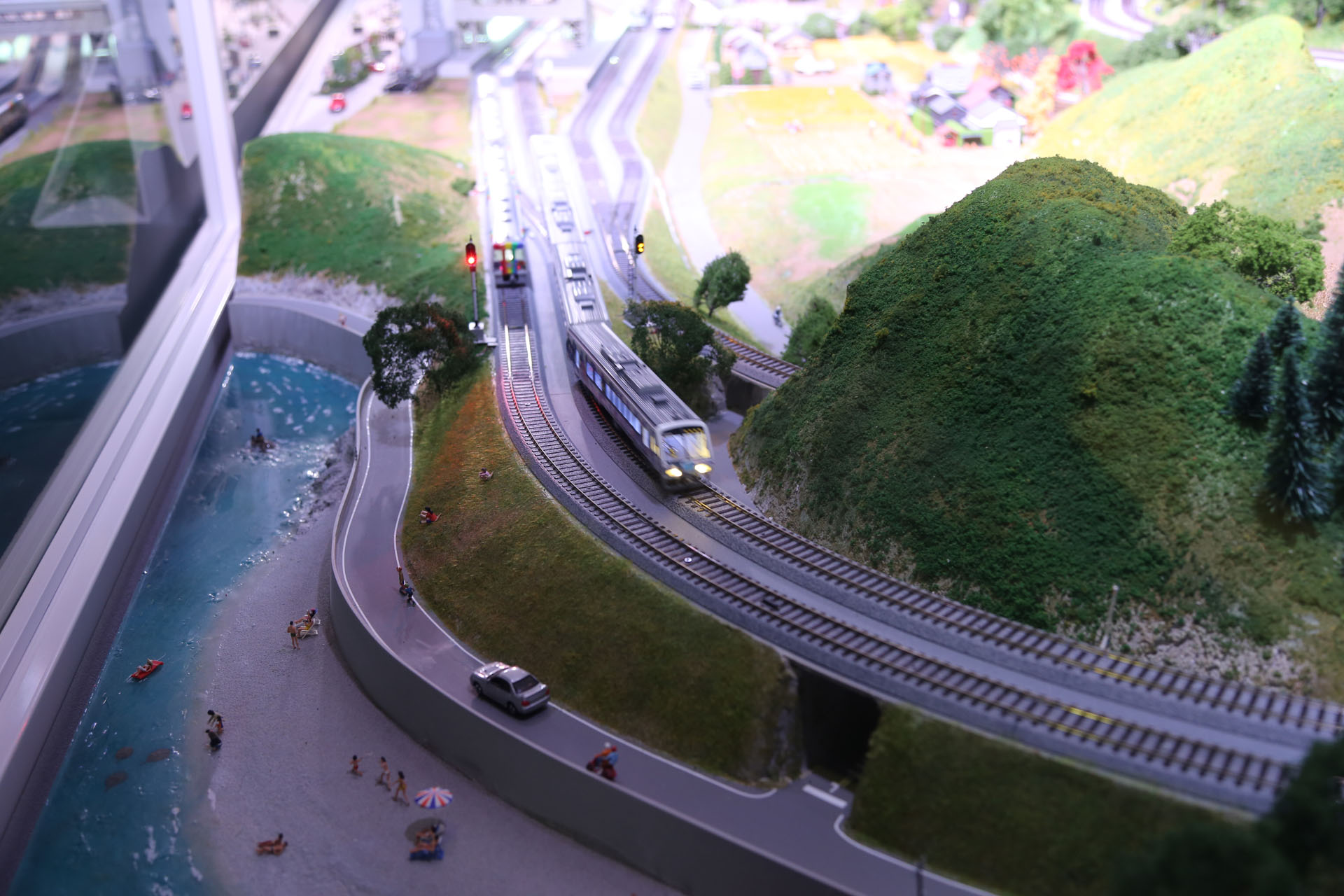 8000系電車(左)と2000系ディーゼルカー。新旧特急車両のすれ違い。