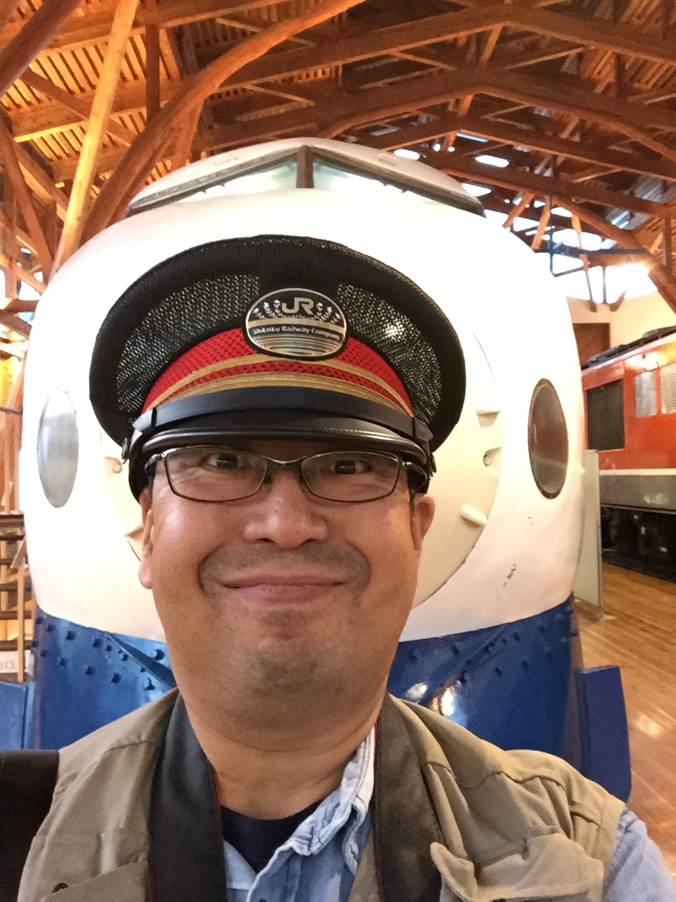 9月から10月は長野・新潟・富山・秋田・山形と旅取材が続いた。ホテルは「Go To トラベルキャンペーン」で割引、きっぷ代もJR東日本の「お先にトクだ値」で割安だ。次は西日本方面にも行きたい。そういえばこの写真の撮影地は四国鉄道文化館だ。帽子をお借りして館長さんにシャッターを押していただいた