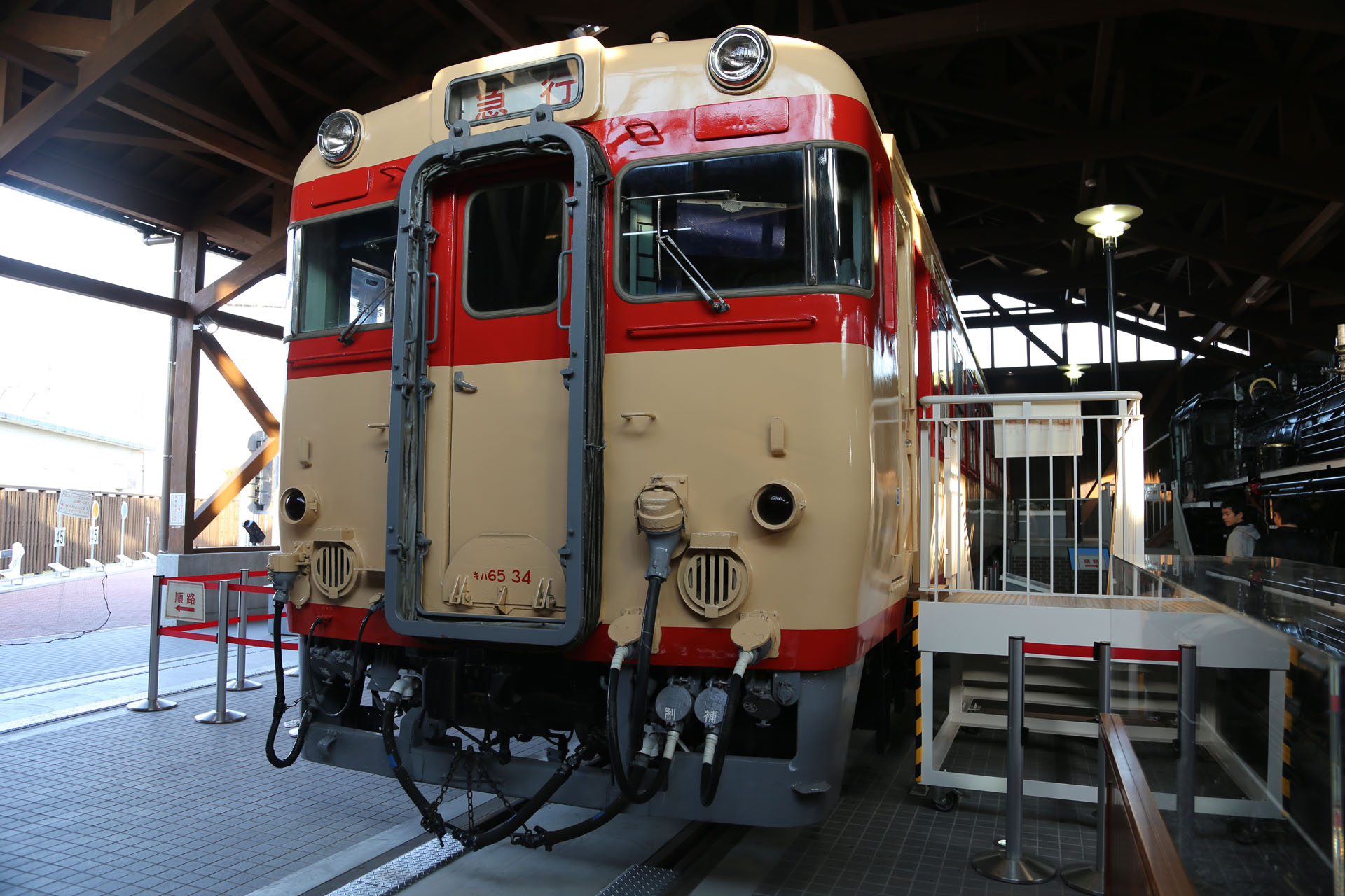 南館に展示されているキハ65形
