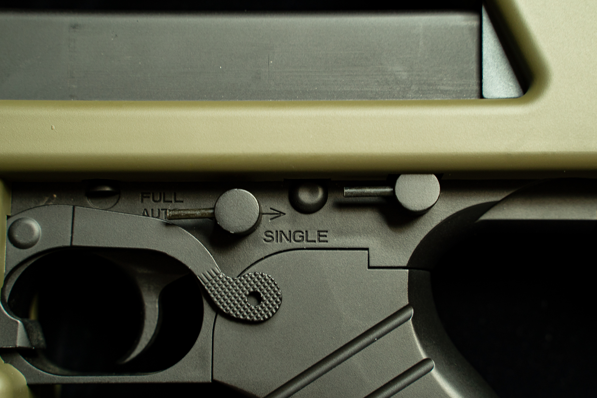 セレクター、セーフティー、マガジンロックは一カ所にまとめてある