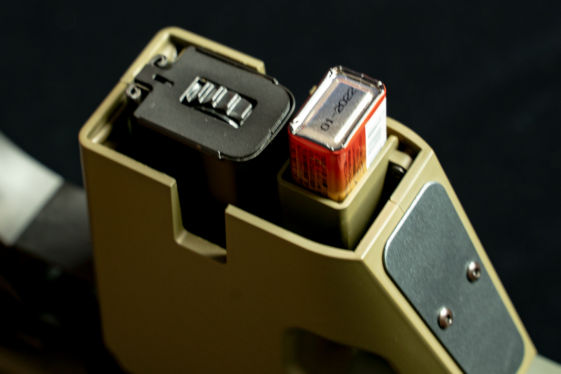 マガジンと電池を入れると射撃可能に！