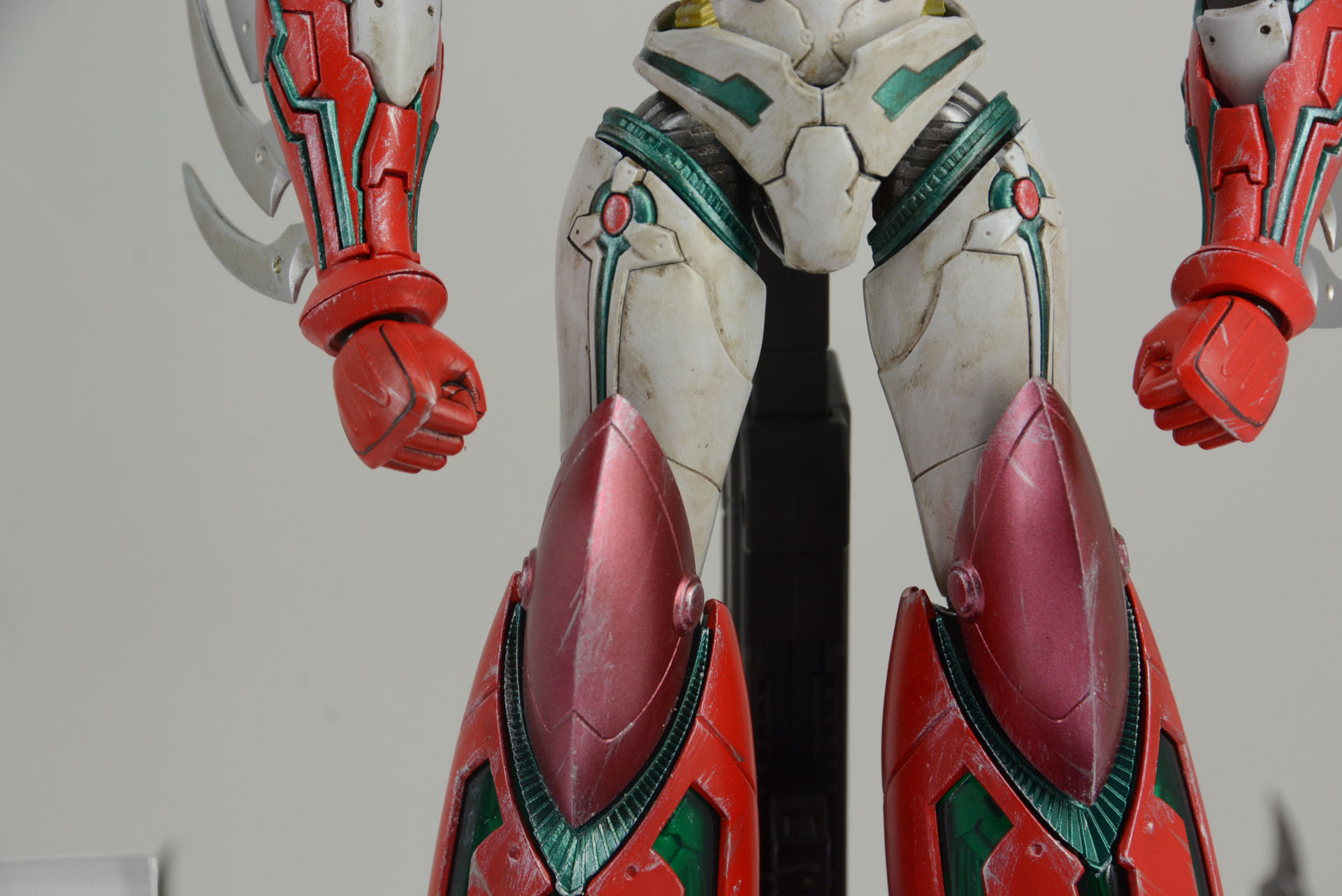 クリアパーツ、金属パーツのマテリアル感、ディテール表現など見所が多い