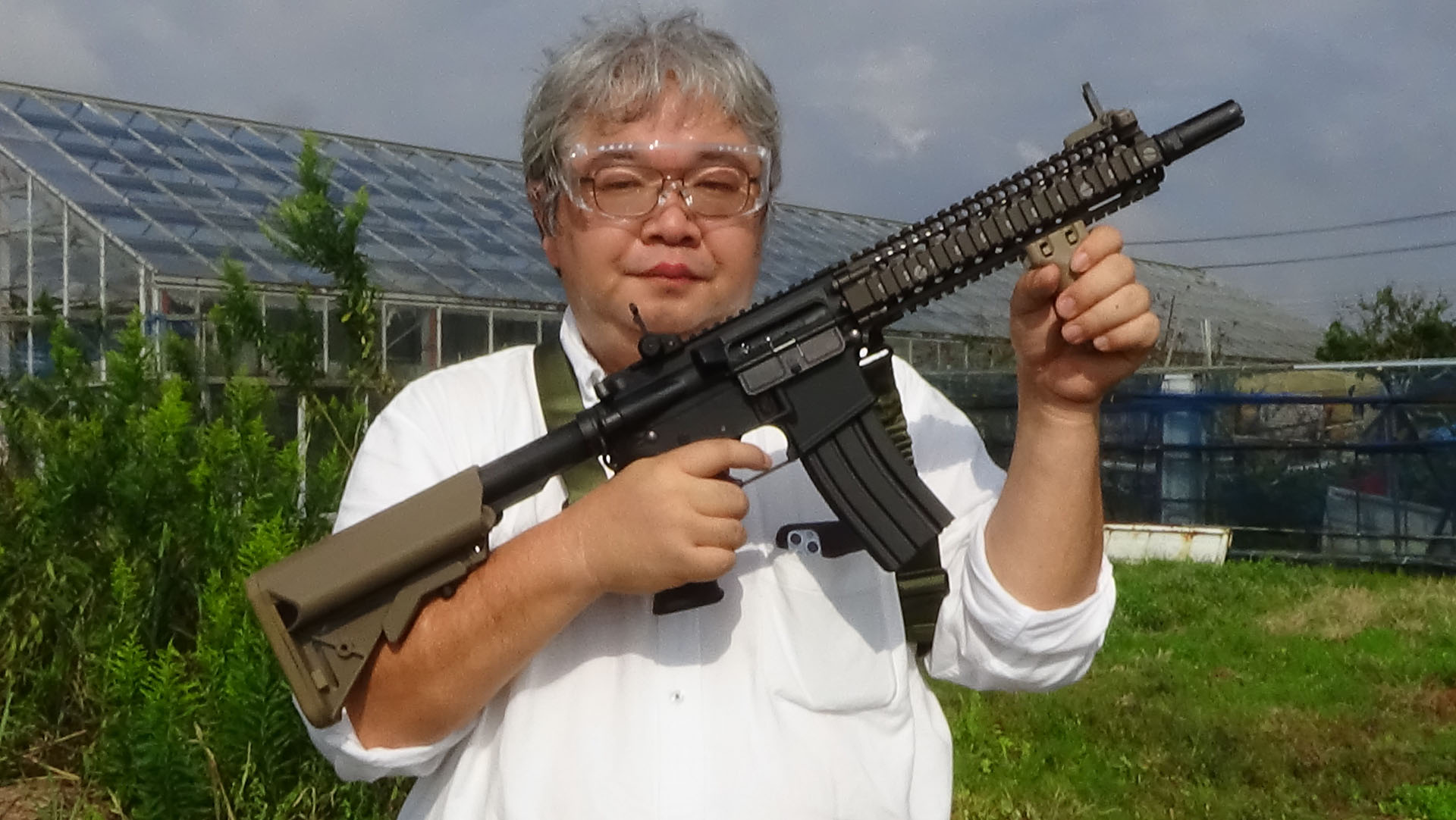 筆者が初めて手にする“長物”のエアガン。東京マルイがエアガン市場に衝撃を与えたという反動が楽しめる電動ガン“次世代電動ガン”である