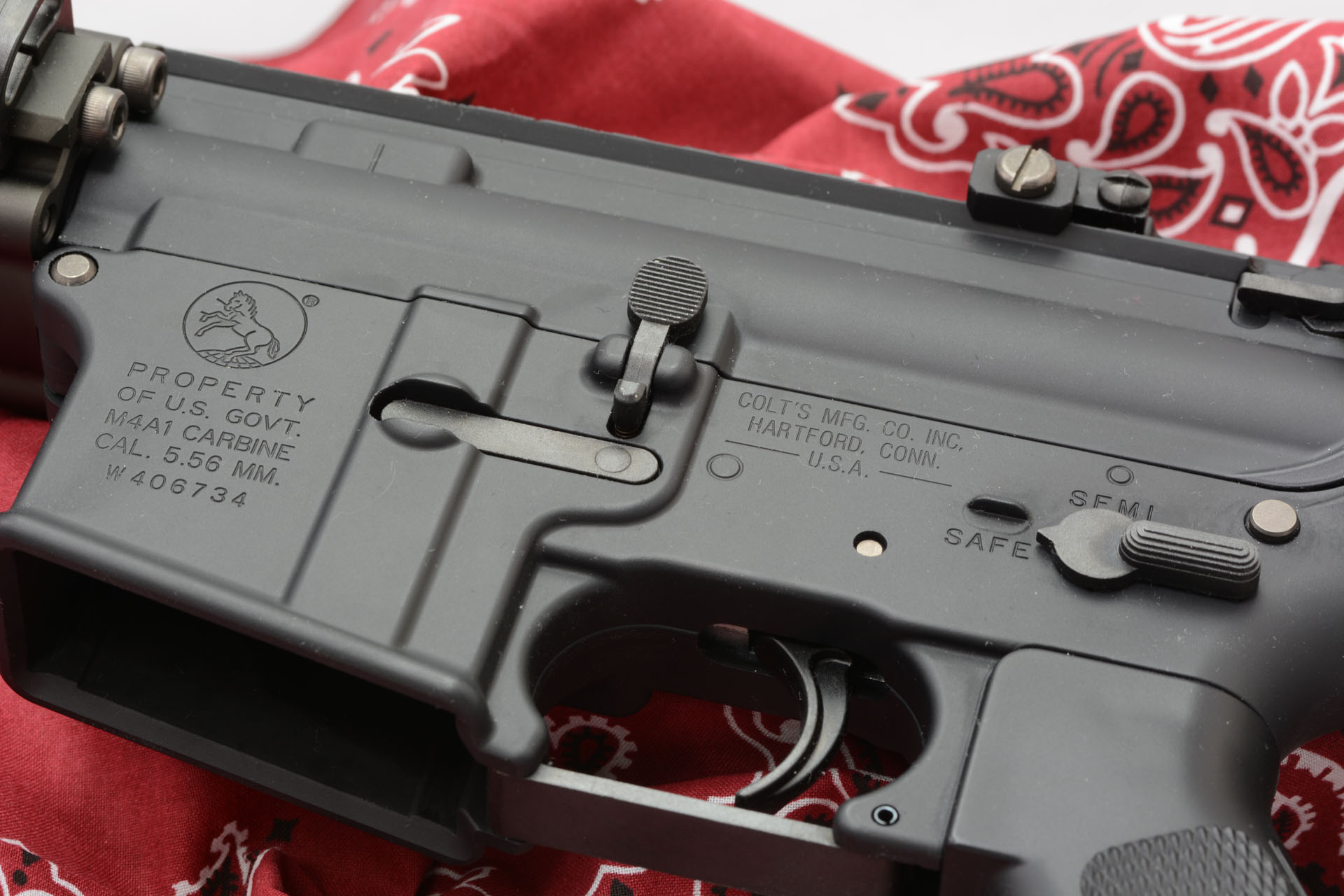 中央にあるのは弾切れ時に機構の作動を止めるボルトキャッチ。刻印では本機がM4A1のカスタマイズであることが確認できる