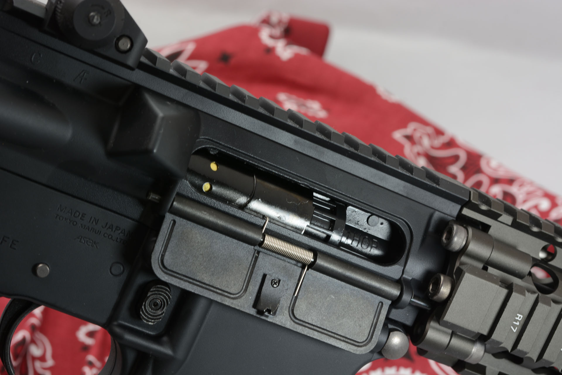 チャージングハンドルを引くことで現われるホップダイヤル