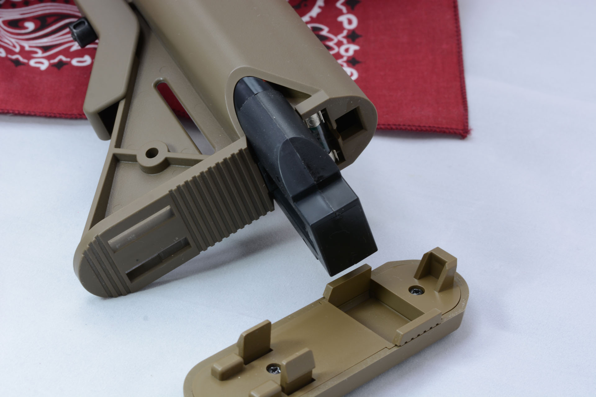 ストックの内部にバッテリーをセットする。このため実銃と違い、ストックは取り外せない