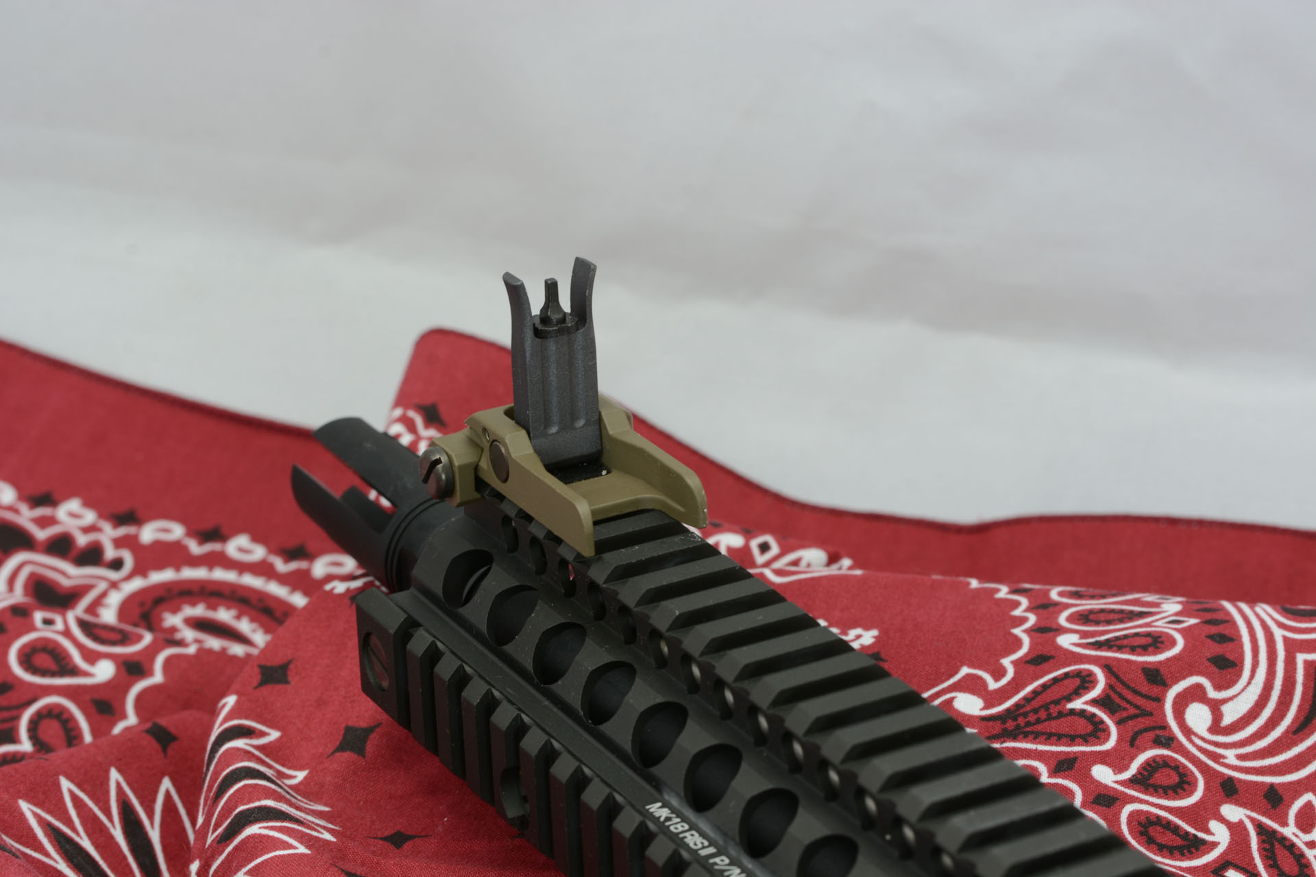 銃前方に取り付けられたフロントサイト