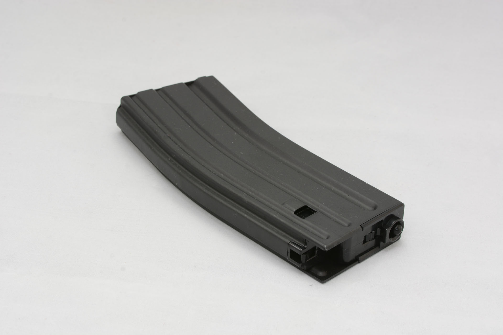 最大で82発のBB弾を収納できる。複数のマガジンを購入した